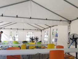 interior de casa de campaña