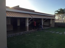 marquesina retracil para negocios